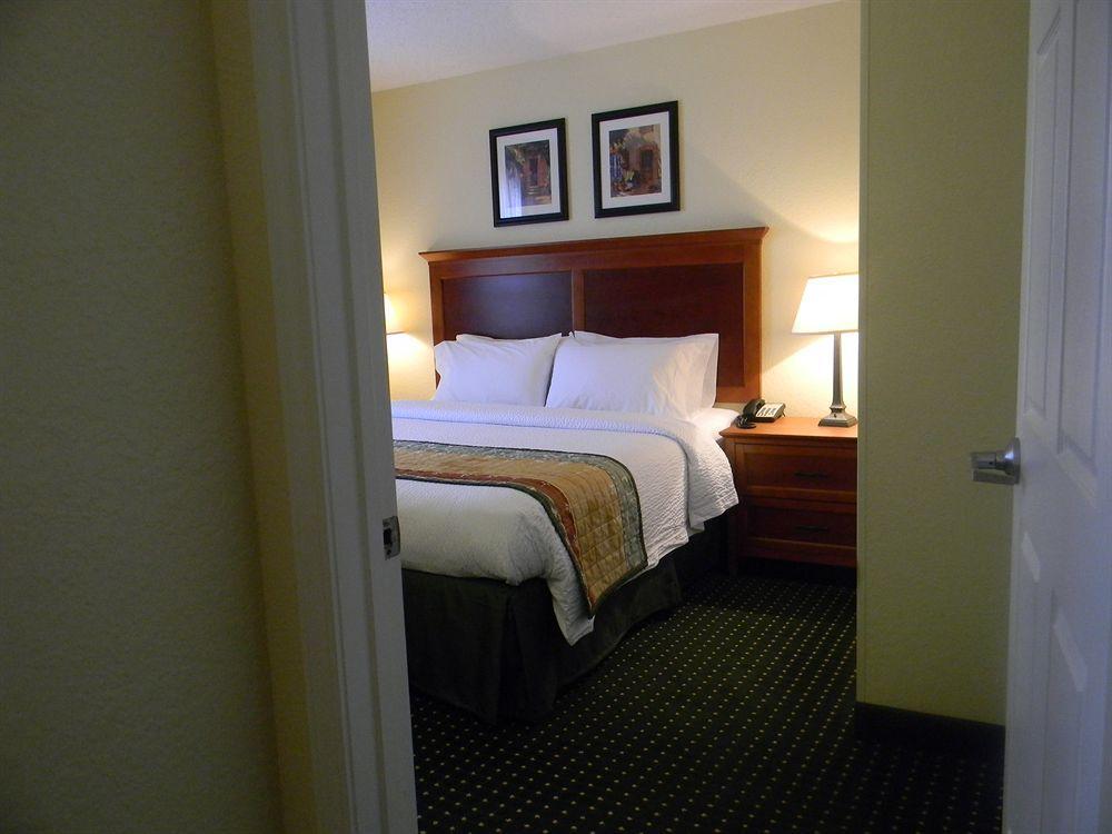 Towneplace Suites By Marriott Clinton At Joint Base Andrews Exterior photo
